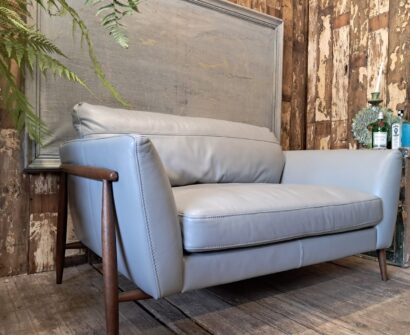 leather snuggler chair seating armchairs/sofas